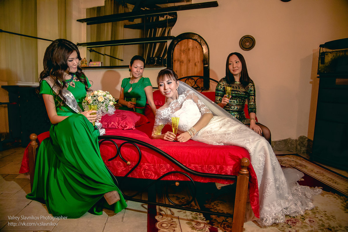 Невеста с подружками - Валерий Славников