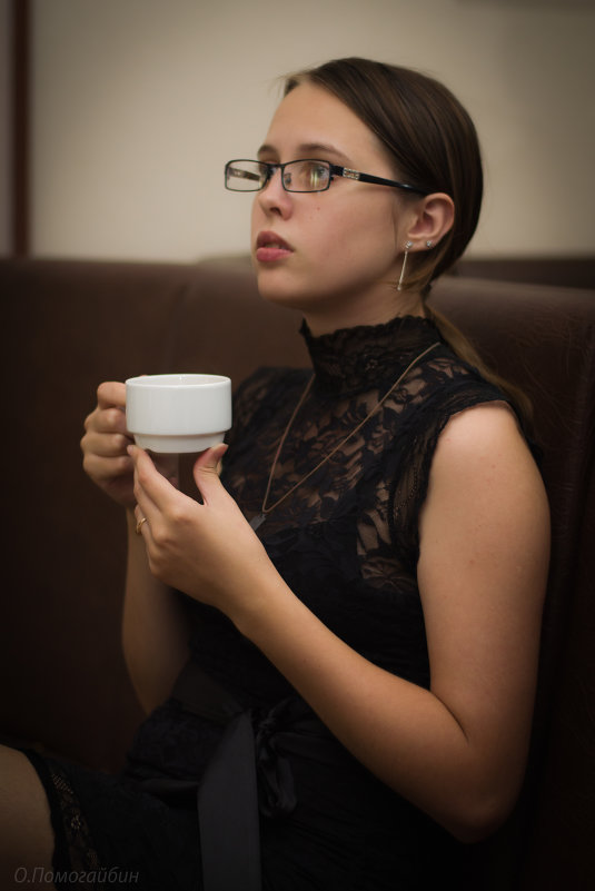 Девушка в чёрном с белой чашкой чёрного кофе. - Олег Помогайбин