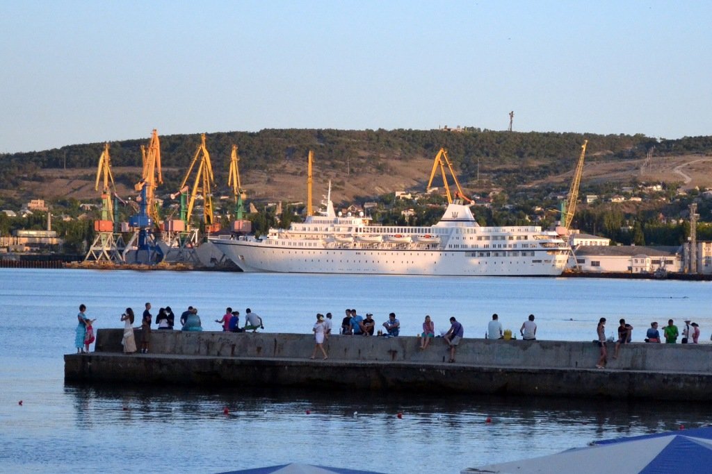 Круизный лайнер в порту Феодосии - Борис Русаков