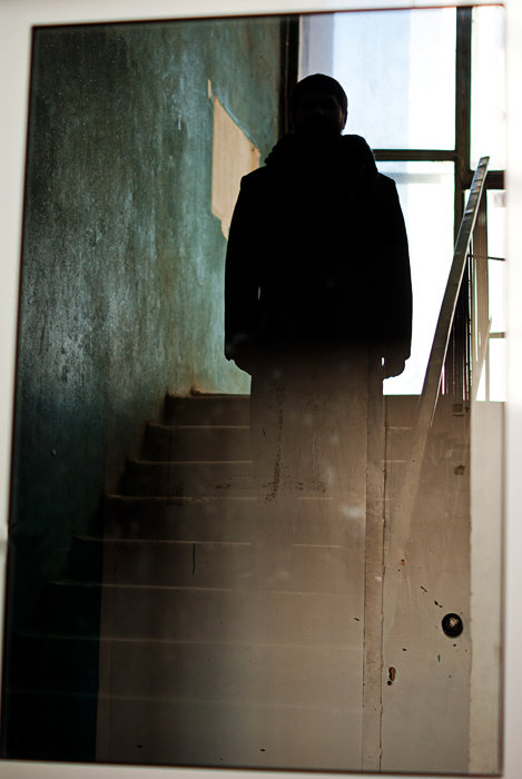 мужской портрет на лестнице 3 - лена нова