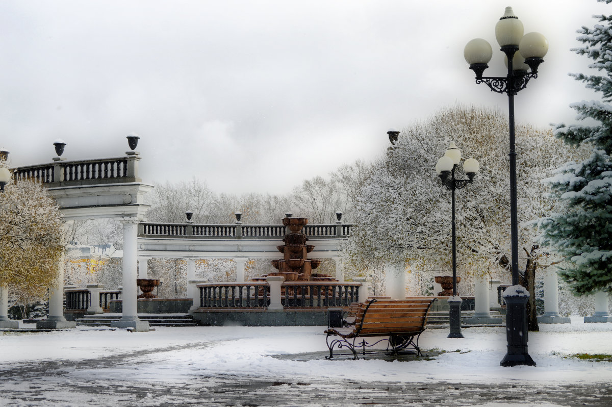 На тихо спящий парк новокузнецкий Лег утром нежный первый снег... - Михаил Петрик