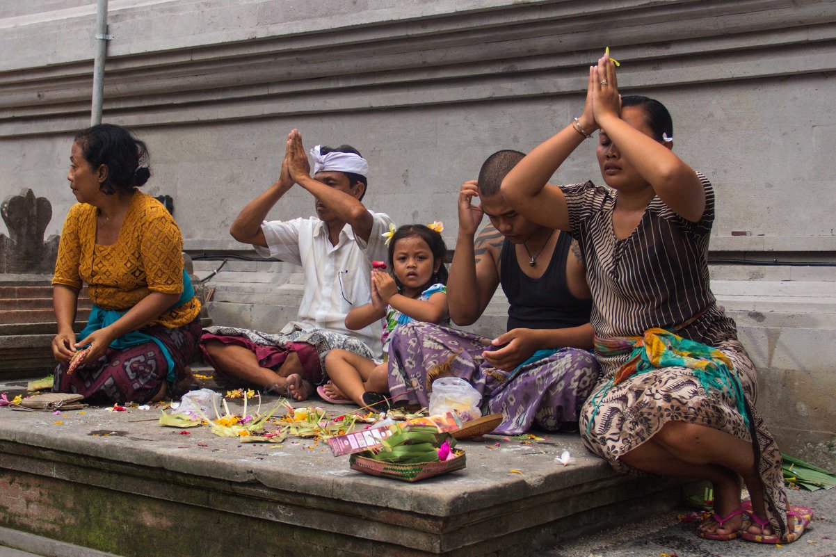 Семья жителей Бали на молитве в храме - Ольга Колосова