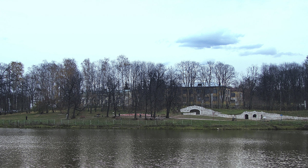 Гроты и усадебный дом.Вид с правого берега Верхнего (Большого) Кузьминского пруда - Сергей Мягченков