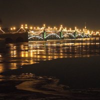 Нева и освещенные мосты... :: Валентина Харламова