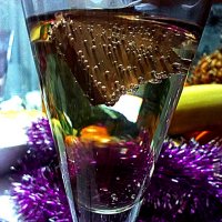 Шоколад покрыт пузыриками в бакале с шампанским :: Екатерина 