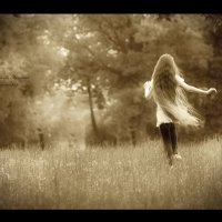 Девочка бегущая за ветром... :: Ангелина Хасанова
