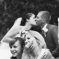 свиститом встречают поцелуй жениха и невесты :: Катя Бандуристова