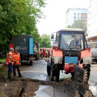 Распиловка асфальта  на месте утечки воды (Архив 08.07.2004г.) :: Андрей Мичурин