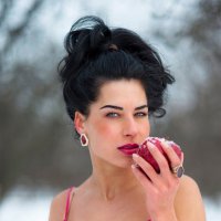 Девушка с яблоком :: Алексей Никонов