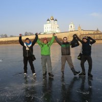 Каток на льду Великой в Пскове... :: Владимир Павлов