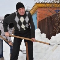 тяжеловат снежок . . . :: Александр Лухманов