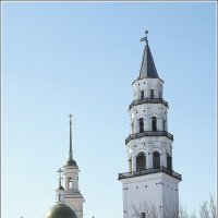 Невьянск. Падающая башня на фоне Преображенского Собора. :: Александр Рязанов