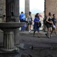 Туристы в развалинах Помпеи. :: Лидия кутузова