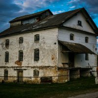 Старая водяная мельница в сумерках :: Сергей Бочаров