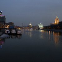 Вид на Москву-реку в районе м.Выставочная вечером :: Владимир Карлов