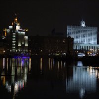 Вид на Москву-реку ночью :: Владимир Карлов