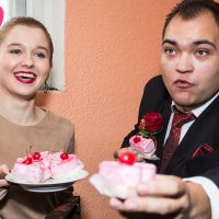 Конкурс для жениха "скушай тортик - найди цифру от замка", жених и свидетельница :: Йеннифэр Шурсен