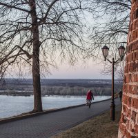 Красная куртка на закате дня :: Георгий Пичугин