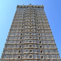 Индия. Храм Шивы в Мурдешваре. Верхняя часть гопурама :: Владимир Шибинский