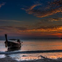 одинокая лодка на закате :: Татьяна Бральнина