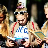 Дети читают на улице :: Poliano4ka Poliano4ka
