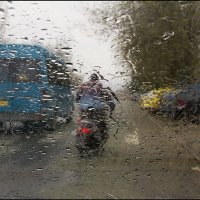 В городе дождь. :: Александр Костенко