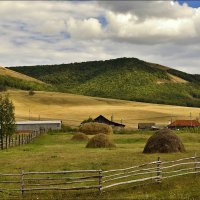 Деревушка у холмов :: Любовь Потеряхина