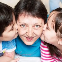 Внуки целуют Любимую Бабушку :: Мила Адамова