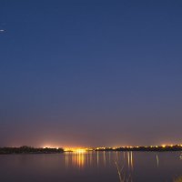 река Ока,в дали г.Муром,набережная в огнях :: Алексей -