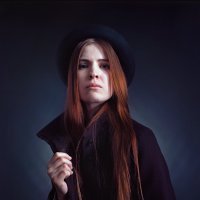 Портрет девушки в бардовом пальто. :: Михаил Давыдов