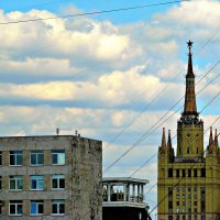 Сталинская высотка, провода и странный дом. :: Helen _