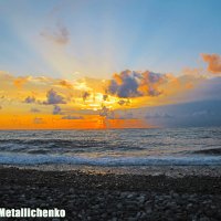 Пеной морскою обрызганный берег молчит. :: Валерия Металличенко