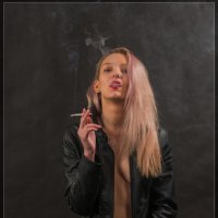 Девушка  с сигаретой :: Сергей Винтовкин