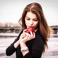девушка с яблоком :: Katerina S.