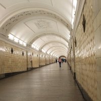 Переход в метро между станциями "Театральная" и "Площадь Революции" :: Владимир  Зотов 