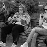 Женщины, очки и мобильные телефоны :: Mikhail Znamenskiy