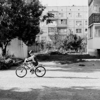 девочка на велосипеде :: Юлия Закопайло