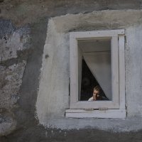 Старый дом со старым окном и отражением в нем... :: Людмила Синицына