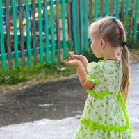 Малышка радуется дождю :: Снежана Владимировна Шкуратова