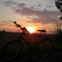Мой железный конь на фоне заката, велопрогулка. :: Игорь Бойко