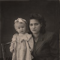 Вот восстановила старую фотографию. Моя любимая бабушка с моей мамой. :: Евгения Чернова