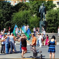 Гуляние десантников Саратова у памятника С. М. Кирова. :: Анатолий Ливцов