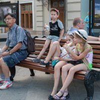 Дети на уличной фотовыставке. :: Евгений Поляков
