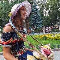 Девушка с конфетами :: Александр Цисарь