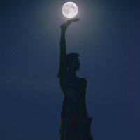 Луна.памятник наташе аргентовской.Курган.Россия. :: Николай Пушилин