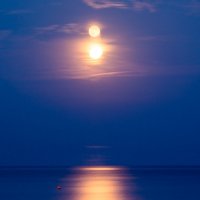Прекрасный вечер, две луны и буй))) :: Евгения Климина