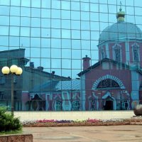 Отражение Ильинского храма в зеркальной стене здания напротив. :: Геннадий Храмцов