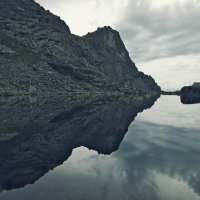 Скалы и озеро Сказка :: Алексей Хвастунов