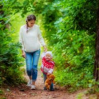 Прогулка в лесу мамы и дочки :: Марина Зотова