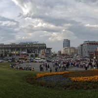 Пасмурный вокресный вечер на площади :: Юрий Афанасьевич .